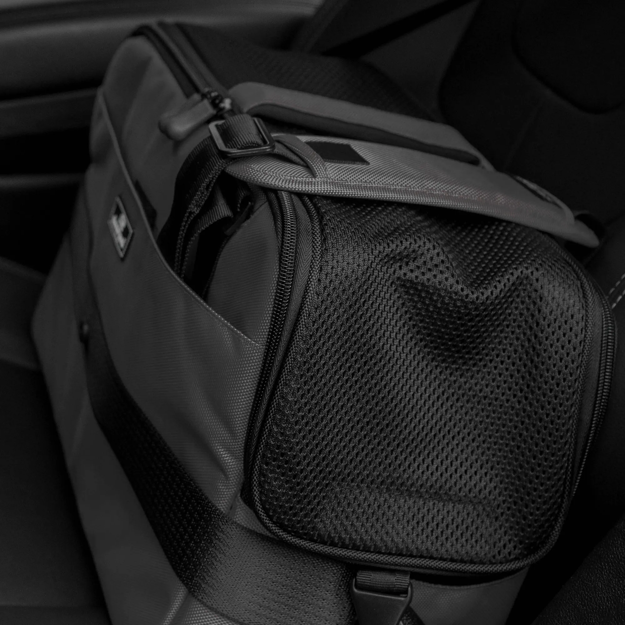 sleepypod atom carrier - charcoal